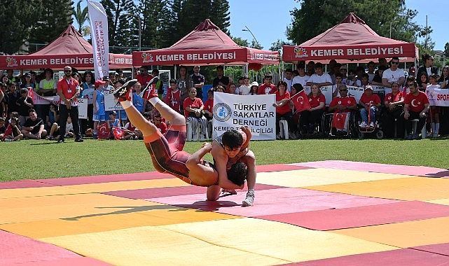 Kemer'de 19 Mayıs Coşkusu: Gençlik Yürüyüşü ve Spor Gösterileriyle Kutlama