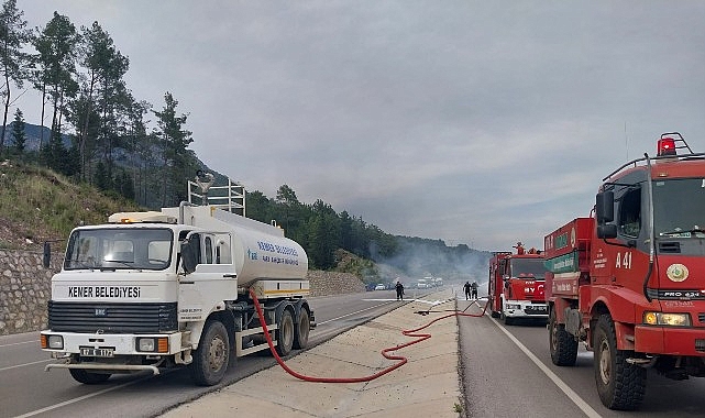 Kemer'de akaryakıt tankeri kamyona çarptı: Alevler itfaiyeyi harekete geçirdi
