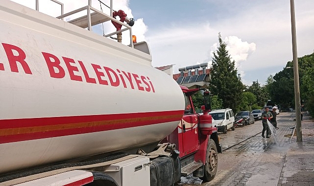 Kemer'de Altyapı Çalışmalarının Tozu Belediye Ekipleri Tarafından Temizleniyor