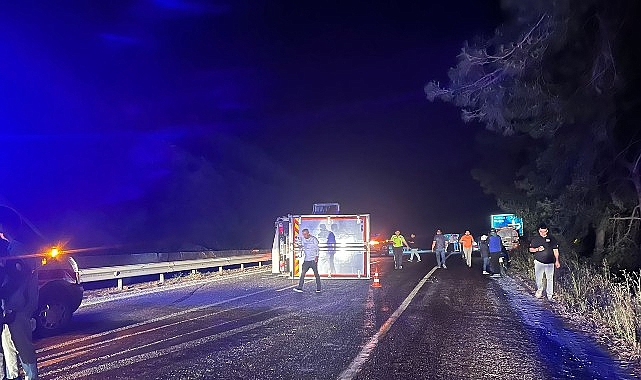 Kemer'de Mazot Sızıntısı Zincirleme Kazaya Yol Açtı: Tır ve Motosiklet Devrildi