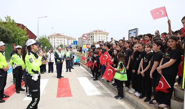 Bursa'nın İlk Trafik Eğitim Sokağı Kızılcıklı'da Açıldı: 40 Tabelalı Parkur Çocuklara Adandı