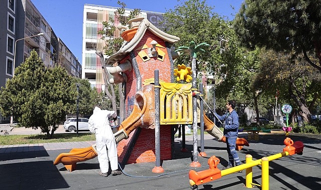 Konak'ta parklar yaz dönemine hazır: Çocuklara tertemiz oyun alanları