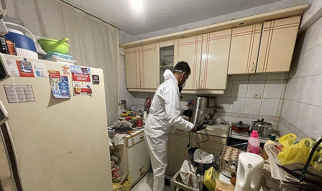 İzmir Konak'ta çöp ev kabusu sona erdi: 10 ton atık temizlendi