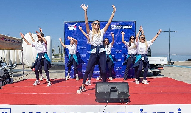 Konaklı Annelerden Karantina Meydanı'nda Anneler Günü Dans Gösterisi