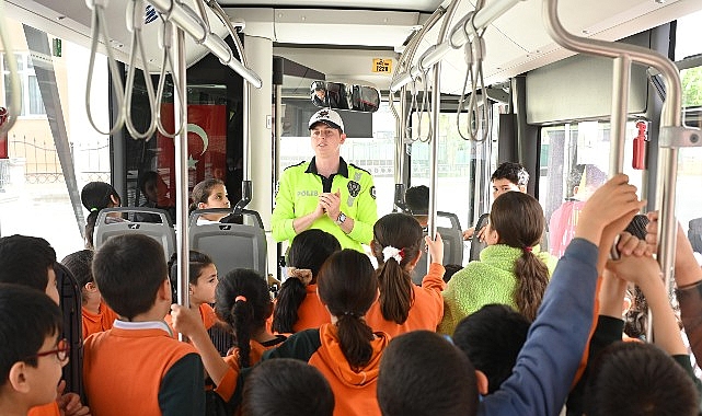 Konya'da 'Nezaket Otobüsü' 2.500 Öğrenciye Trafikte Görgü Kurallarını Öğretti