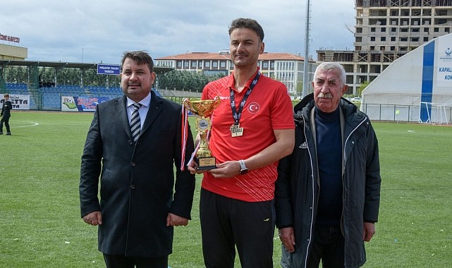 Kahramankazanlı Atlet Arif Koç'tan Vefa Dolu Hareket: Kupasını Başkana Takdim Etti