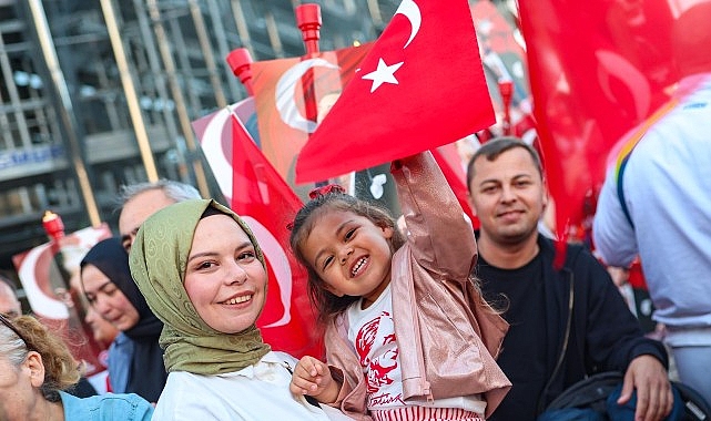 Maltepe'de 19 Mayıs Coşkusu: Meşaleli Yürüyüş ve Zeynep Bastık Konseriyle Unutulmaz Kutlama
