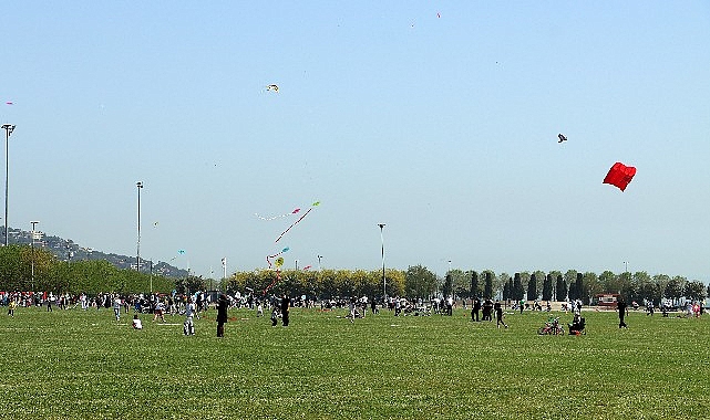 Maltepe'de Anneler Günü'nde binlerce uçurtma gökyüzünü süsledi