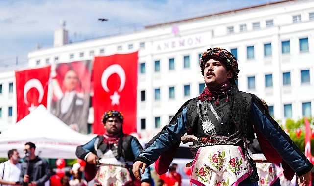 Manisa'da 19 Mayıs Coşkusu: Cumhuriyet Meydanı'nda Renkli Görüntüler