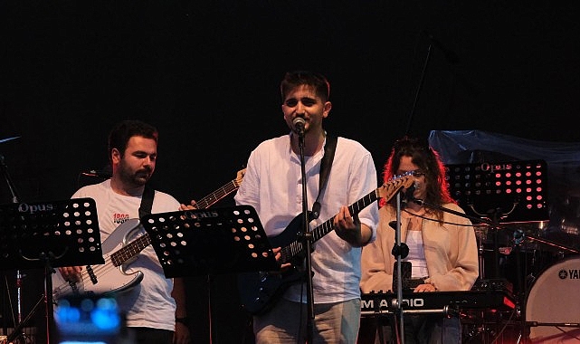 Yağmura Rağmen Coşku Dorukta: Menemen'de 16. Çilek Festivali İkinci Gününde