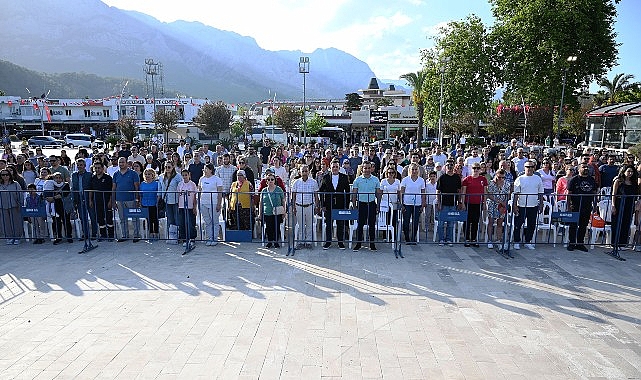 Kemer'de miniklerden büyüleyici dans şöleni: Renkli kostümler ve coşkulu anlar