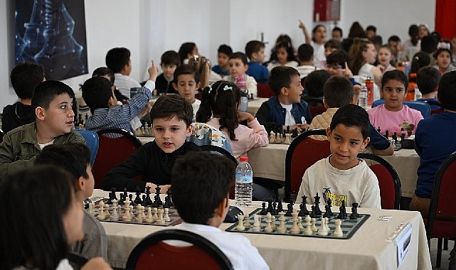 Manisa'da Minik Satranççılar Şah Mat Yolculuğunda Kıyasıya Yarıştı