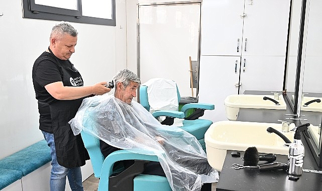 Antalya'da Mobil Kuaför Tırı Huzurevi Sakinlerine Bayram Öncesi Tıraş Hizmeti Sundu