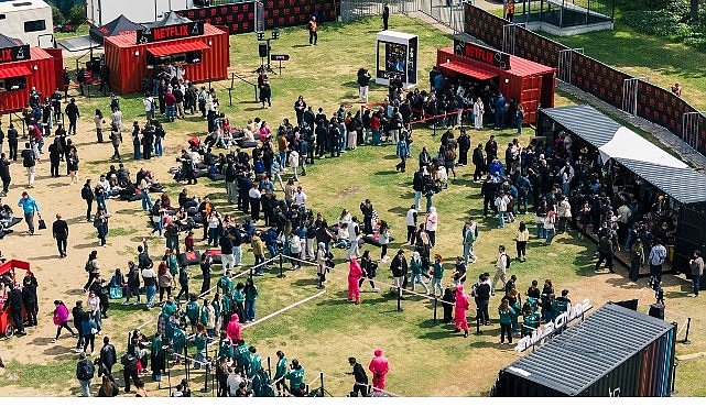 Netflix'in 10. Yıl Festivali İzmir'de 8 Bin Kişiyle Başladı: Sırada İstanbul ve Ankara Var