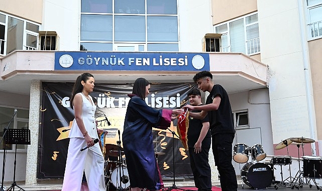 Kemer'de Öğrenciler Mezuniyet Heyecanı Yaşadı: Başkan Topaloğlu'dan Gençlere Destek Mesajı