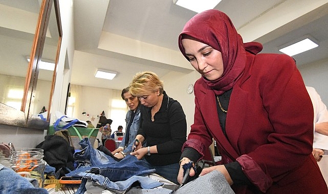 Osmangazi'de Kadınlar Atık Kotları Şık Çantalara Dönüştürüyor