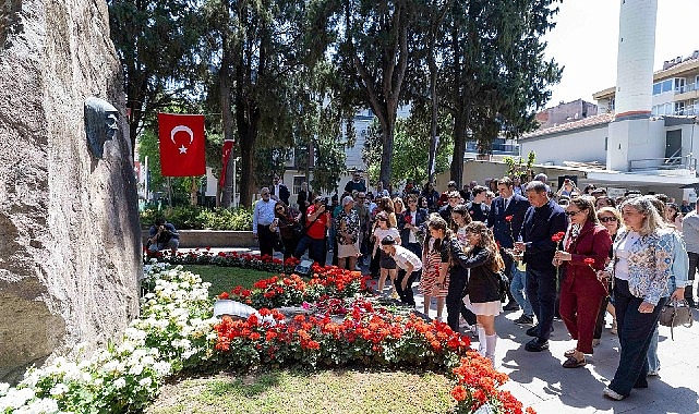 Zübeyde Hanım'ın Anıt Mezarında Duygu Dolu Anneler Günü: 'Hepimiz Sizin Çocuklarınızız'