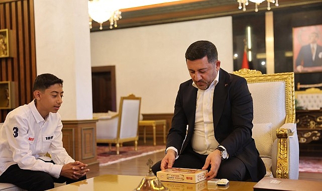 Nevşehirli Kitap Kurdu Eymen Açık, Başkan Rasim Arı’yı Ziyaret Etti: 2500 Kitap ve Özel Fuar Standı