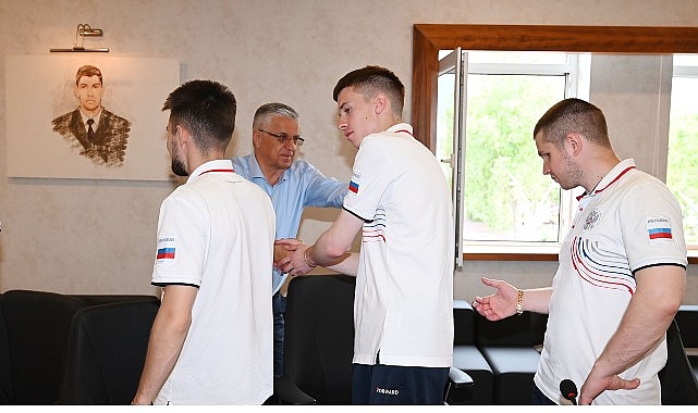 Rus Görme Engelli Futbolcular Kemer'de Şampiyonaya Hazırlanıyor: Başkan Topaloğlu'na Ziyaret