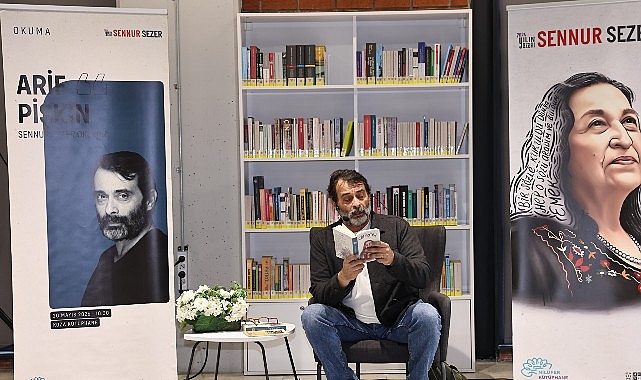 Oyuncu Arif Pişkin, Sennur Sezer'in Şiirlerini Öğrenciler ve Fabrika Çalışanları İçin Seslendirdi