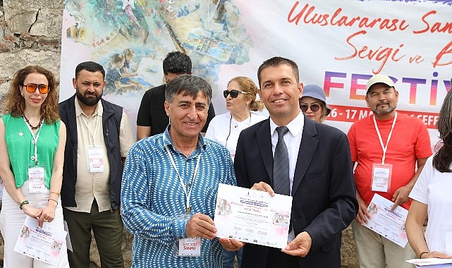 Seferihisar'da 100 Sanatçı Barış İçin Fırçaları Sevgiyle Buluşturdu