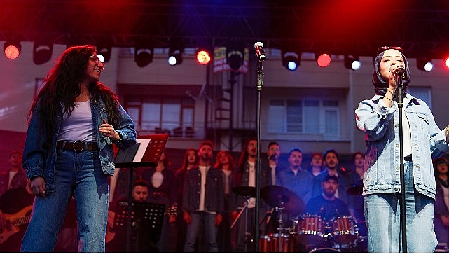 Selçuklu'da 90'lar Rüzgarı: Nostalji Dolu Konser Büyük İlgi Gördü