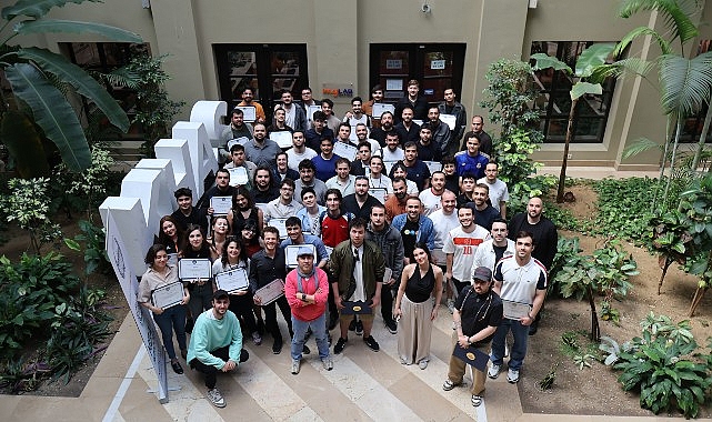 Kadir Has Üniversitesi'nde Sporun Profesyonelleri Mezuniyet Töreninde Buluştu: 19. ve 17. Yıl Coşkusu