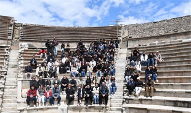 İzmirli Üniversiteliler Bergama ve Ödemiş'te Tarihe Yolculuk Yaptı