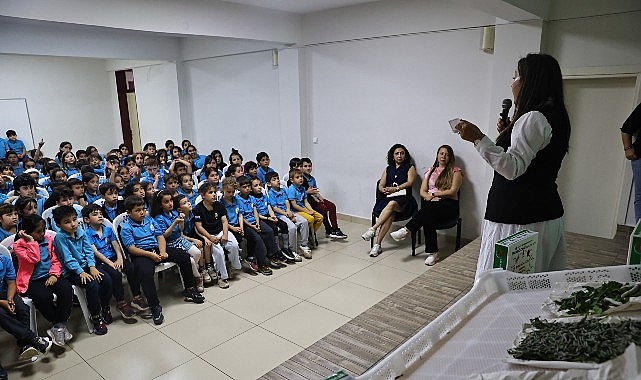 Antalya'da ipekböceği kültürü miniklere besleme kitleriyle tanıtılıyor