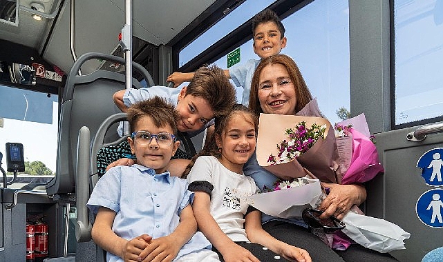 Dördüz Çocuklarından Annelerine Sürpriz: Otobüs Şoförü Zerrin Kaptan'a Duygu Dolu Kutlama