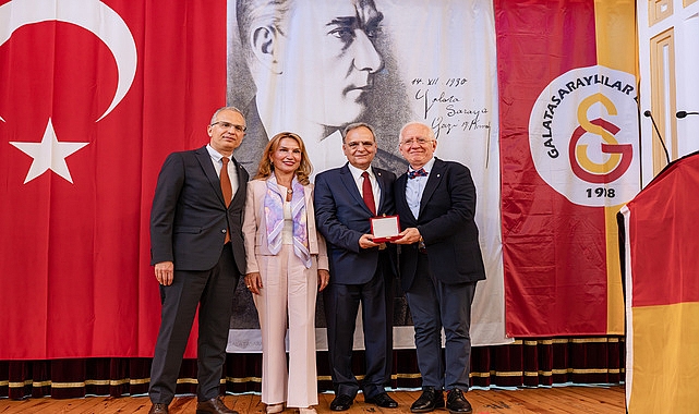 2026 Galatasaray'a Hizmet Ödülü, Yazar Reha Bilge'ye Takdim Edildi