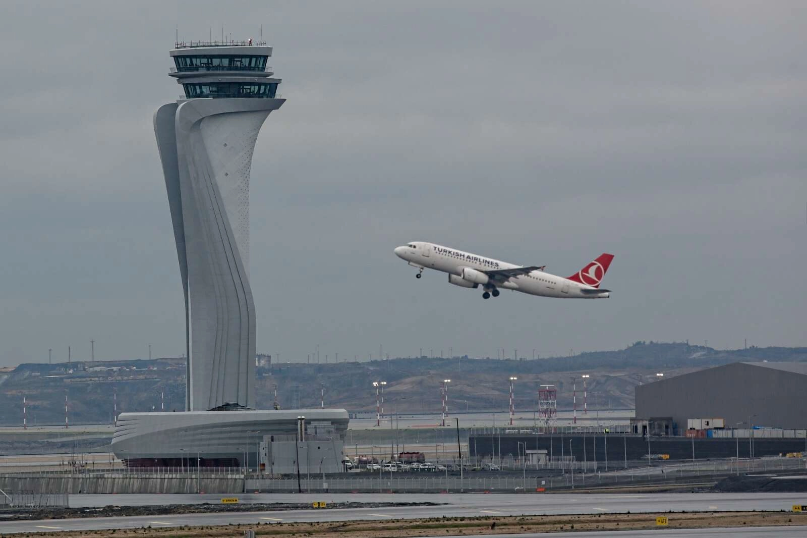 İstanbul Havalimanı'nda rekor kırıldı: Bin 730 uçuşla tüm zamanların zirvesi