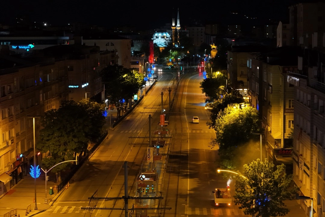 Kayseri'de Gece Seferberliği: Kent Genelinde Kapsamlı İlaçlama Başladı