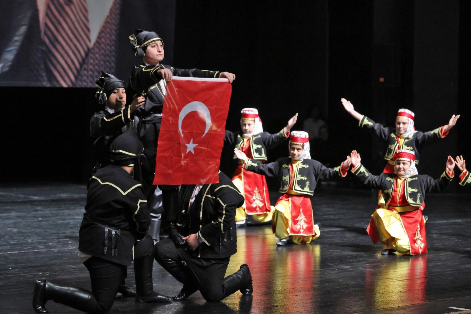 Bursa'da Aileler Sanatla Buluştu: Ritim ve Halk Dansları Gecesi