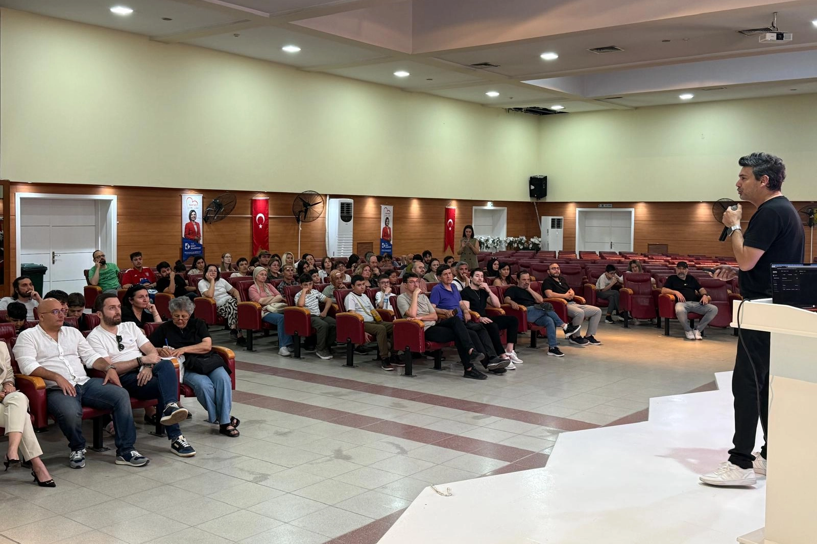 İzmit'te Yapay Zeka Semineri: Ozan Sihay Gençlerle Buluştu, Yoğun Katılım