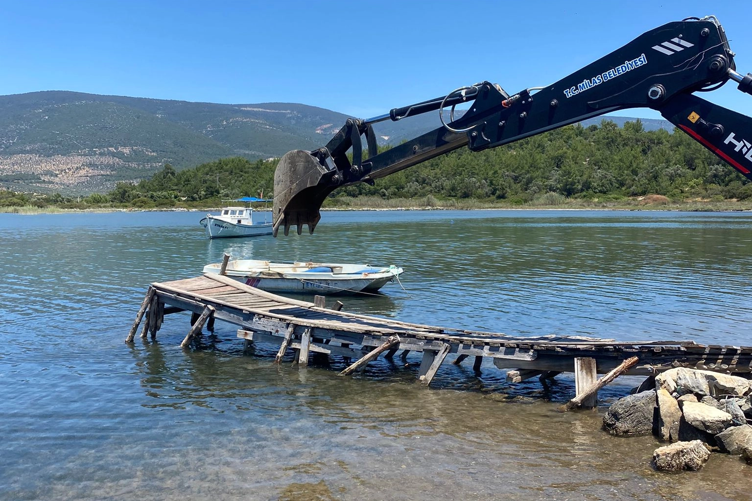 Milas'ta Kaçak İskelelere Operasyon: Sahil Şeridinde Yıkım Başladı