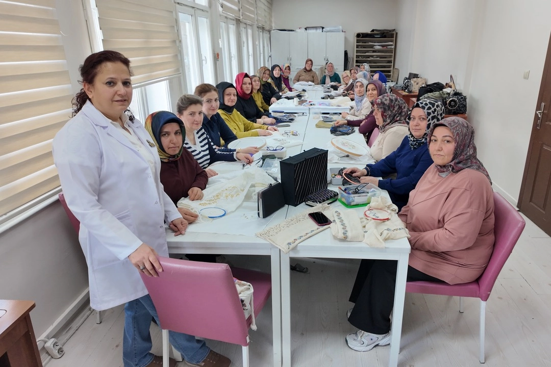 KAYMEK'ten Geleneksel Nakışlara Can Suyu: Ücretsiz Kurslarla Kültürel Miras Geleceğe Taşınıyor