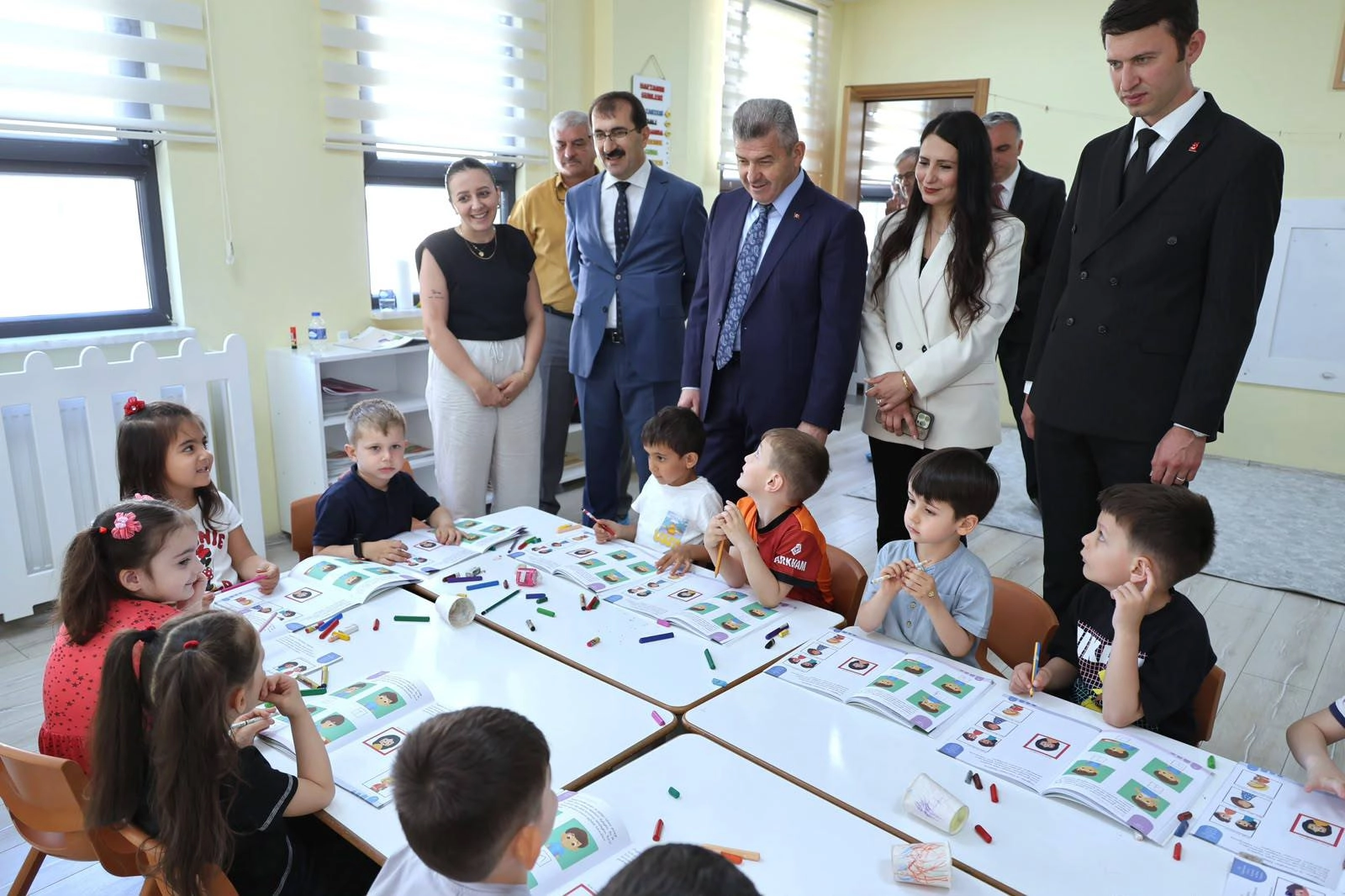 Vali Ergün'den Arhavi'de Kapsamlı İnceleme: Eğitim, Spor ve Altyapı Projeleri Masada