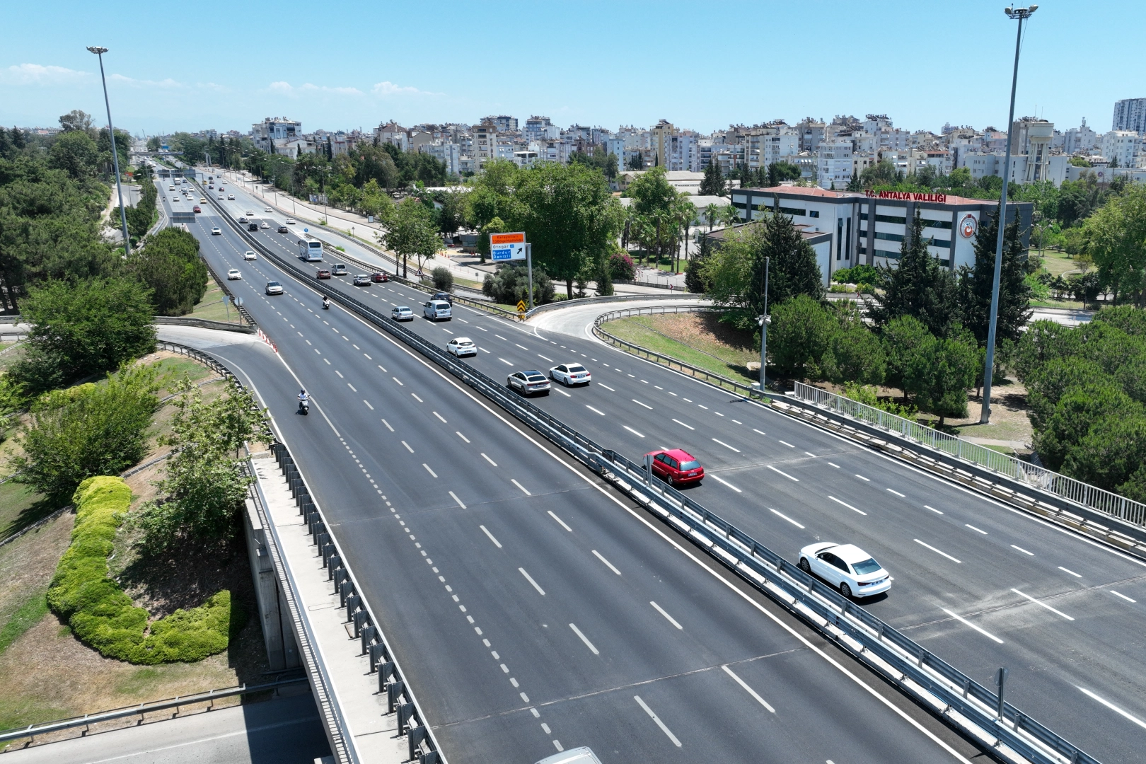 Antalya'da İller Bankası Kavşağı'nda Asfalt Yenileme: Köprü Girişleri Üç Şeride Çıkarıldı