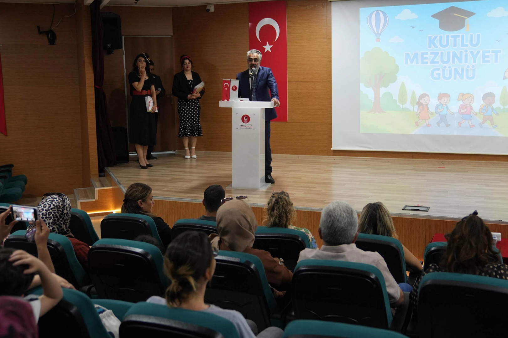 Keçiören'de Miniklerden Büyüleyici Yıl Sonu Gösterisi: Veliler Duygu Dolu Anlar Yaşadı