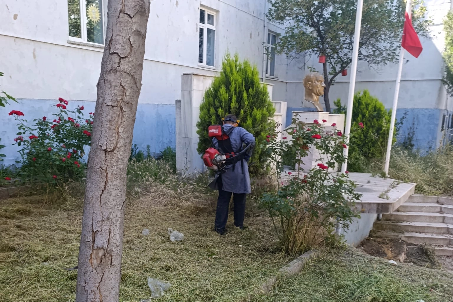Keşan'da Okul Bahçesi Krizi: Veliler Ot Biçme İşini Üstlendi