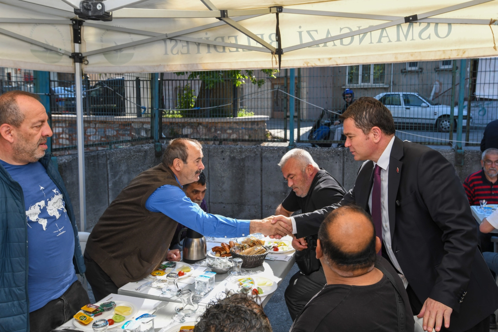Osmangazi Belediye Başkanı Erkan Aydın, Alacahırka'da Vatandaşlarla Kahvaltıda Buluştu: Kentsel Dönüşüm Vurgusu
