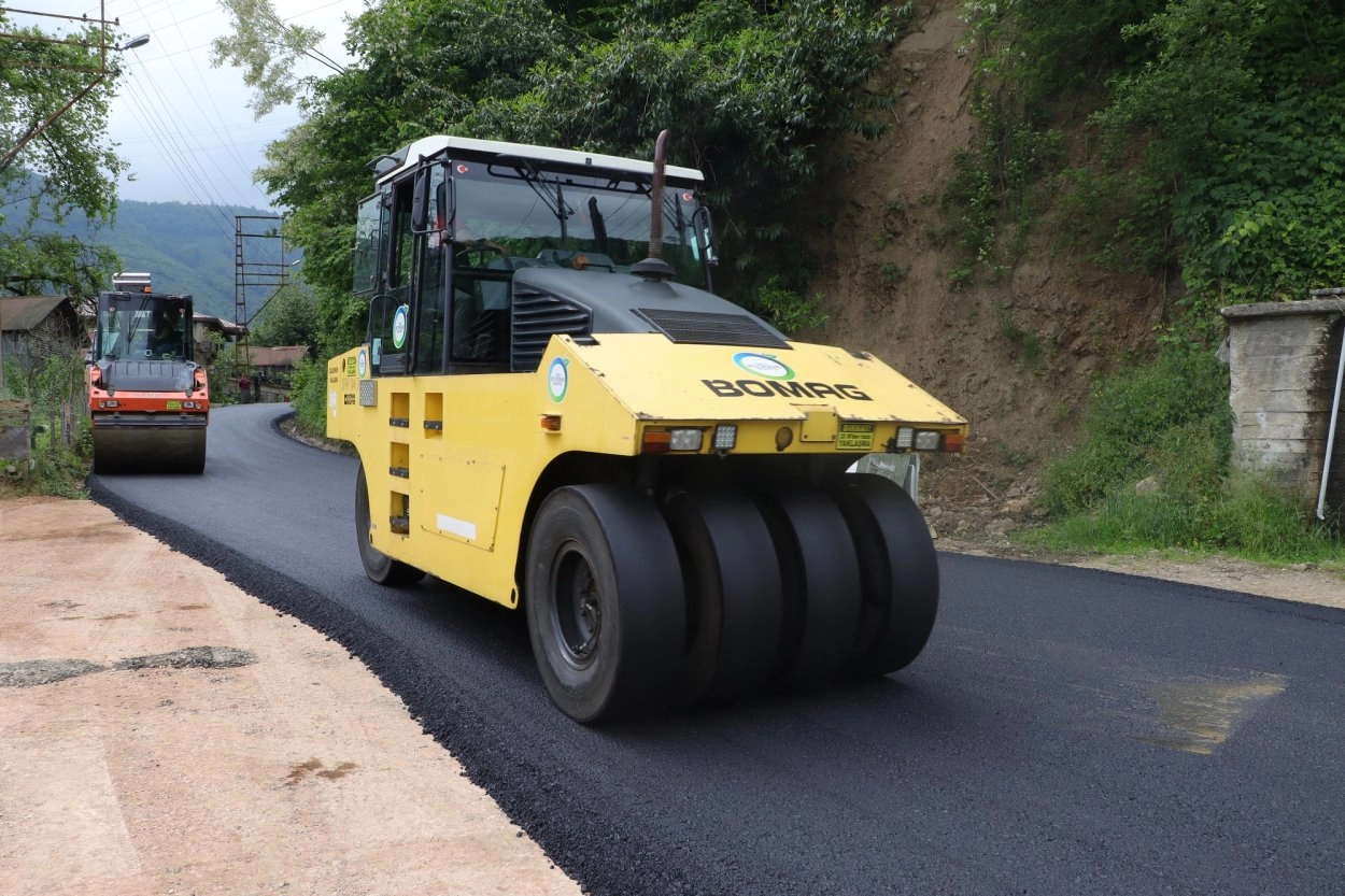 Karaoluk ve Işıklı Mahallelerinde Sıcak Asfalt Sevinci: 4,1 Km'lik Yol Modernleşiyor