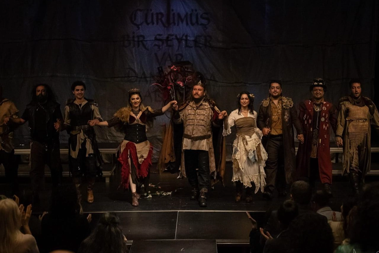 Maltepe Belediye Tiyatrosu 'Hamlet' ile Romanya'da Dakikalarca Ayakta Alkışlandı