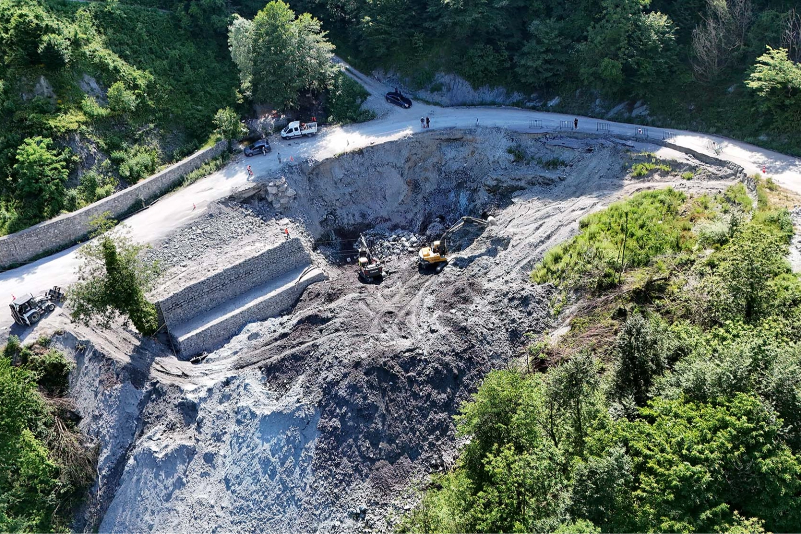 Sakarya'da Heyelan Tehlikesine Karşı 120 Metrelik Dev Taş Duvar: İsale Hattı Korunuyor
