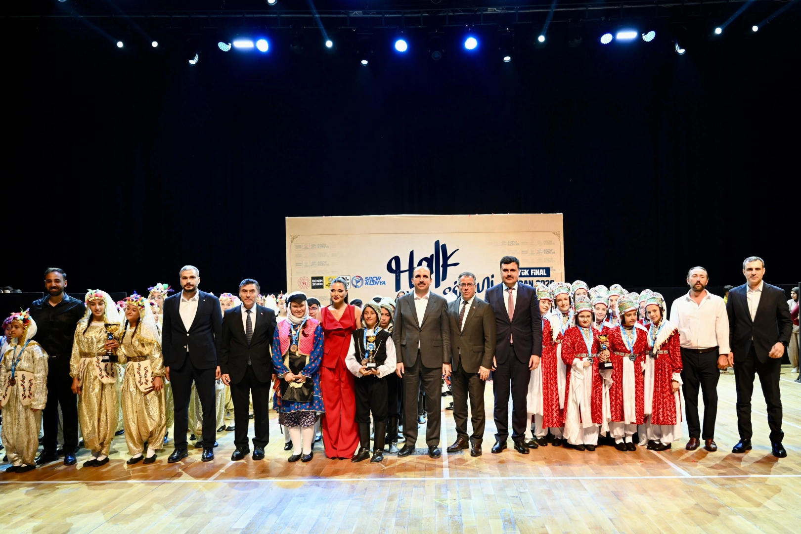 Konya'da 5. Halk Oyunları Şöleni: 1.015 Genç Kültür Sahnesinde Buluştu