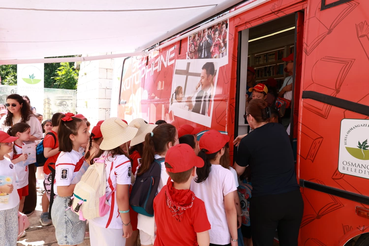 Bursa'da 67 Öğrenci Tarihi Surlarda Kitap Okuyarak Öğreniyor