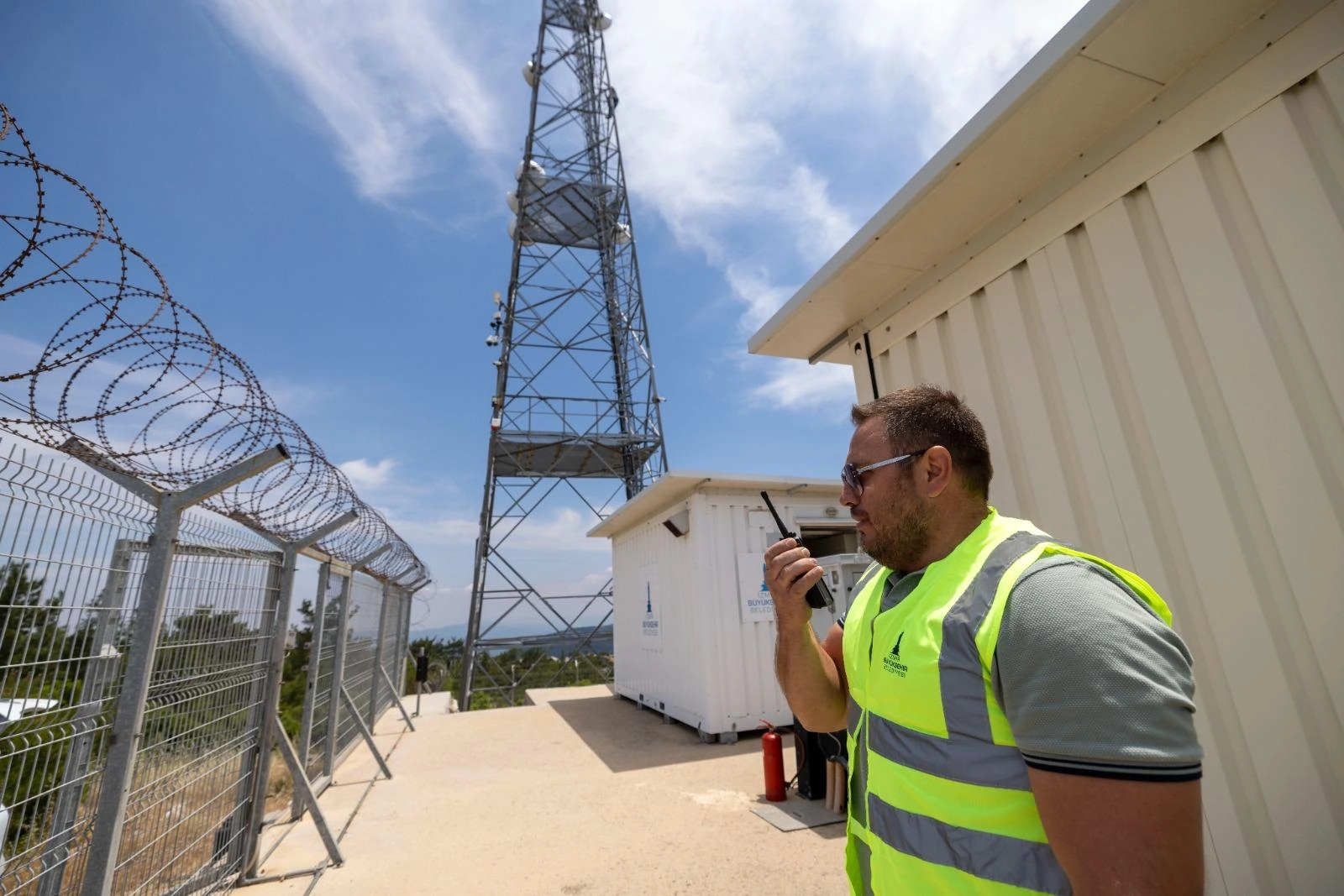 İzmir'de Kritik Telsiz İstasyonu Güneş Enerjisiyle Kesintisiz Haberleşme Sağlıyor