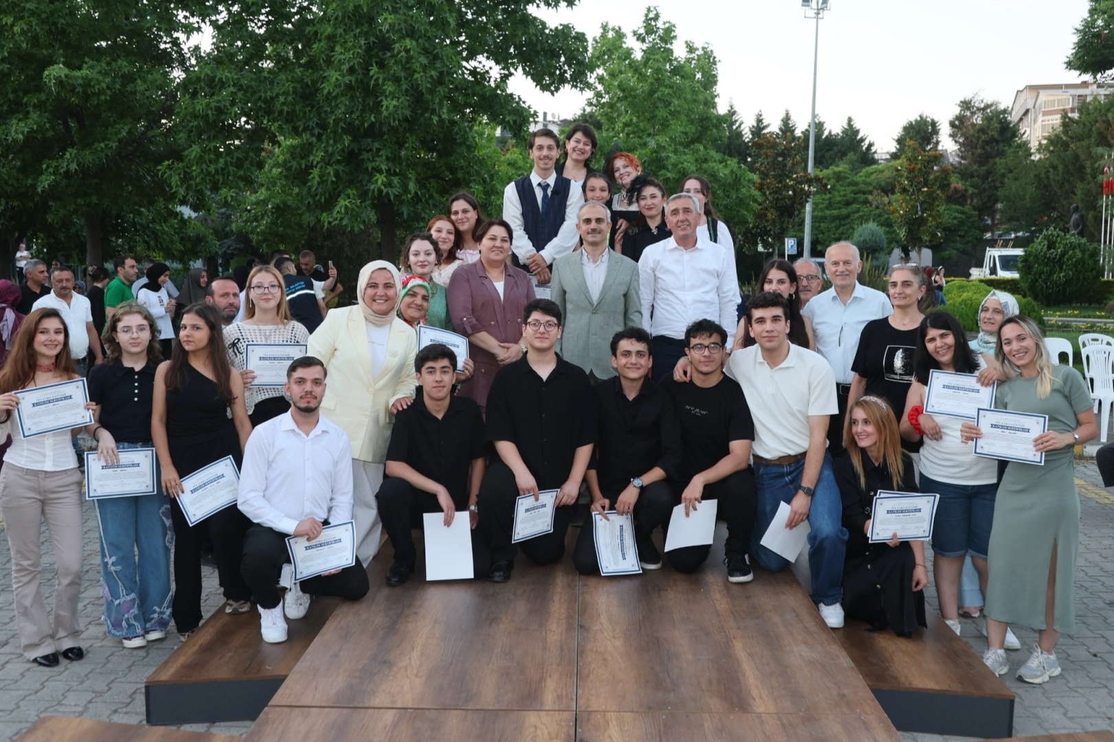 Çayırovalı Kursiyerlerden Açık Havada 'Kime Göre' Tiyatro Gösterisi