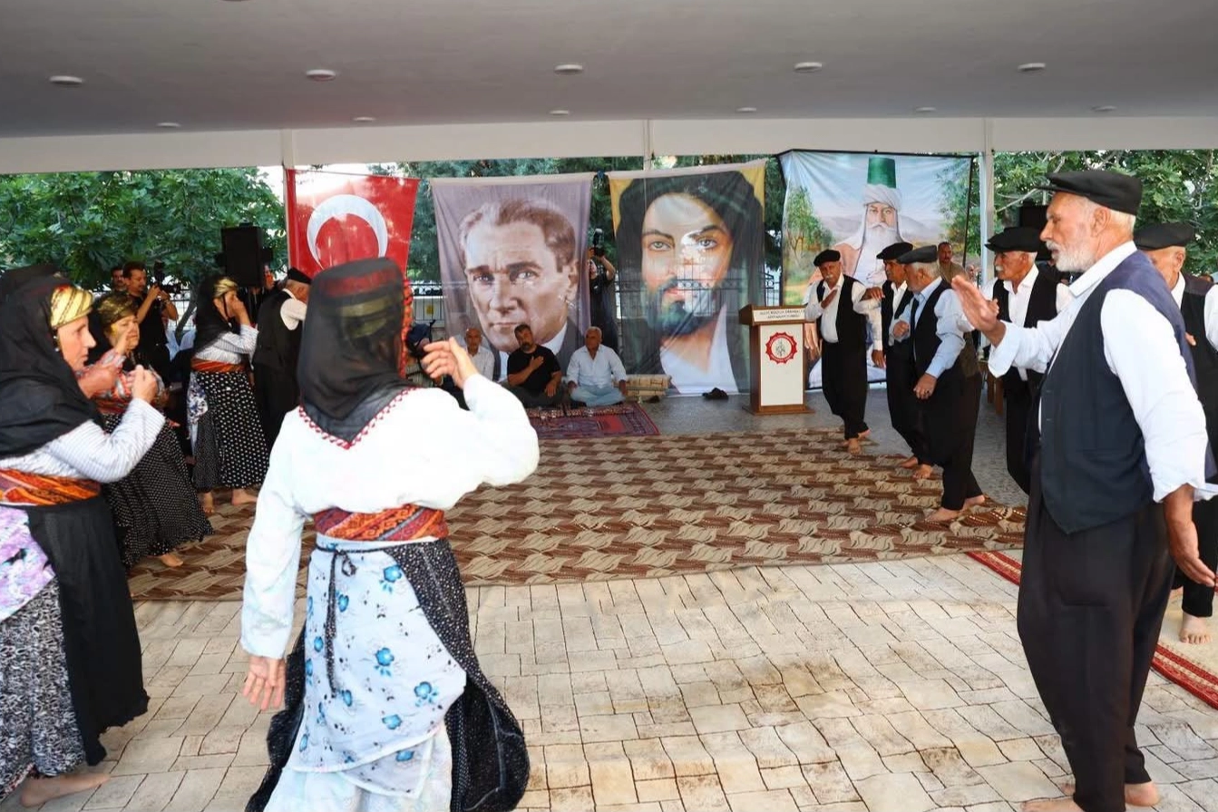 Adıyaman'da aşure buluşması: Alevi ve Sünni vatandaşlar aynı sofrada buluştu